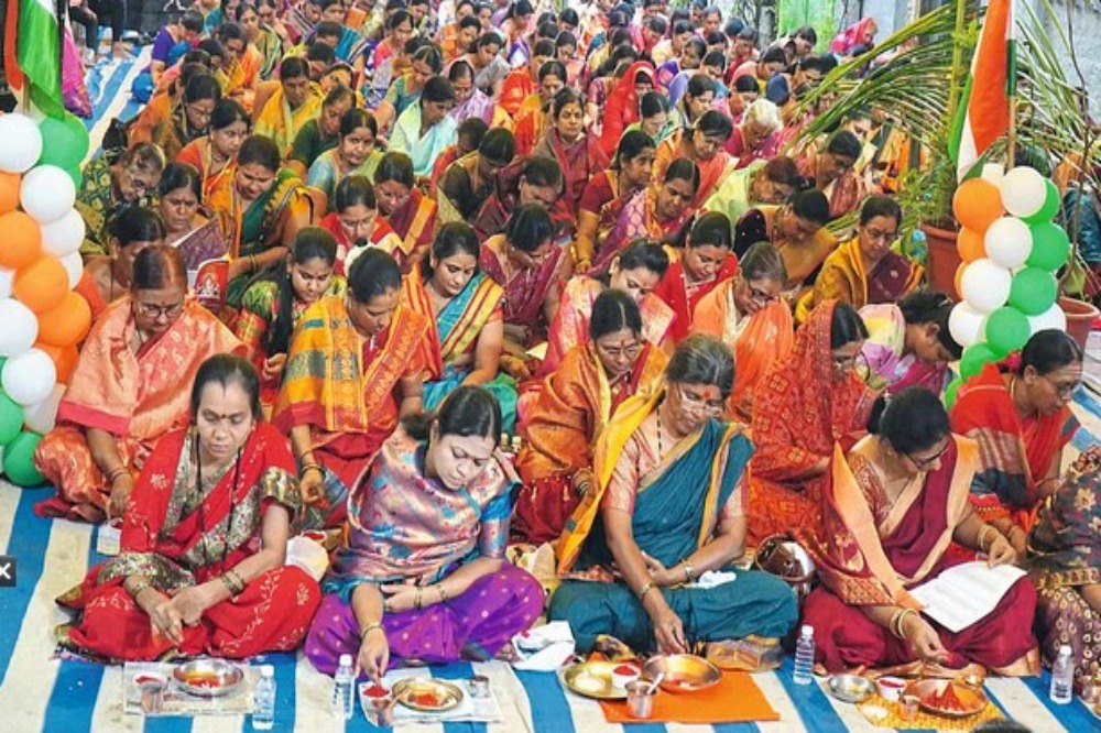 सोलापुरात कुंकुमार्चन सोहळा उत्साहात; महिलांचा जवानांसाठी ‘ऑपरेशन सिंदूर’ उपक्रम